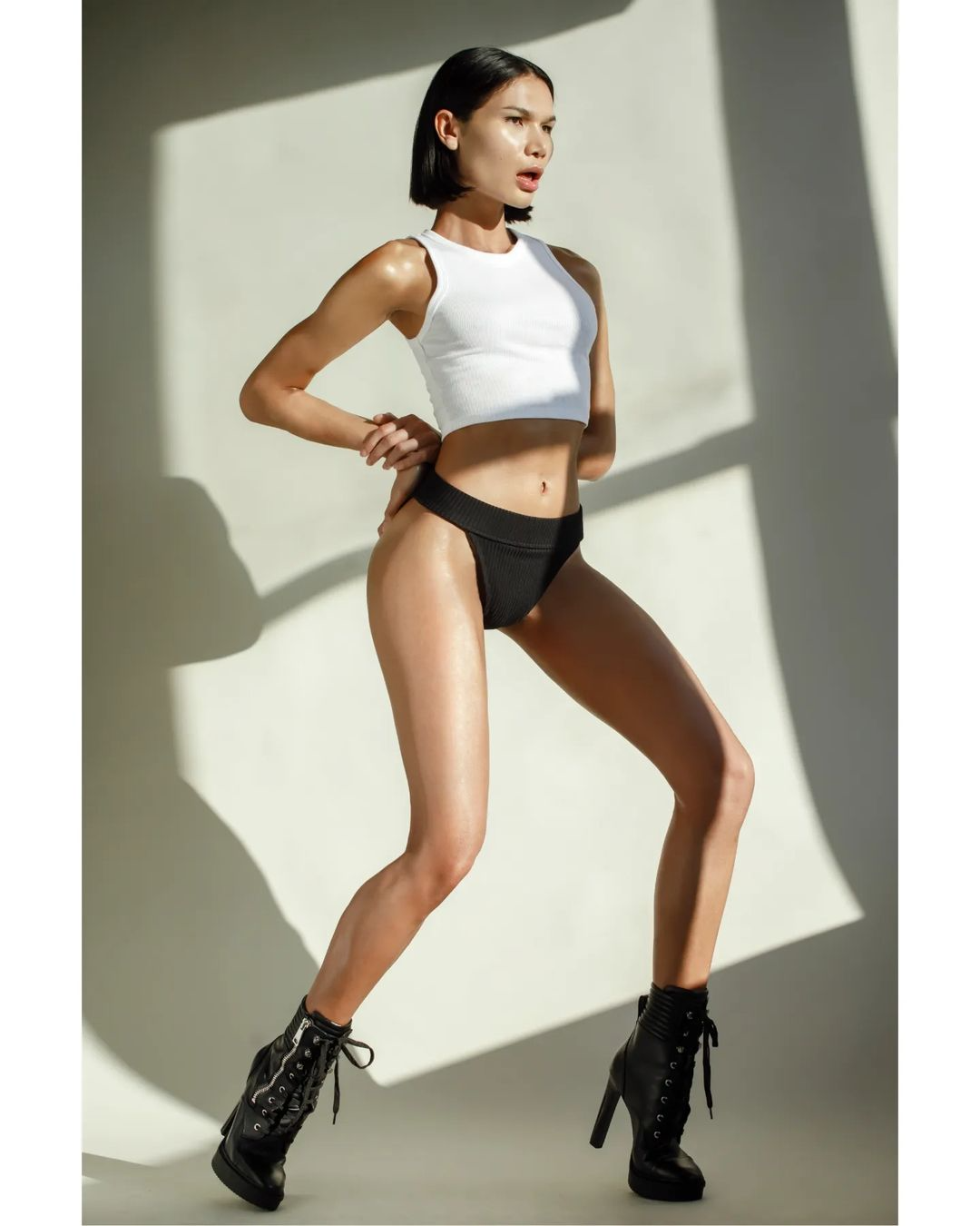 Ayolning qalin oq spermasi uning mushukidan oqib chiqadi